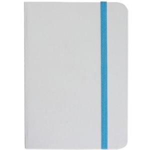 Бял бележник с цветен ластик страници на редове