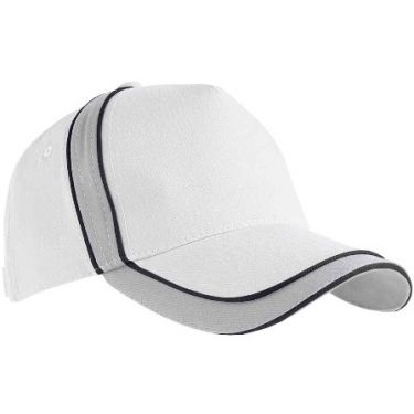 Бели памучни шапки със интересна кройка и акценти от два допълнителни цвята